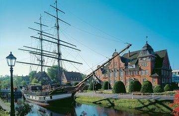 帕彭堡（Papenburg）：市政厅前的帆船